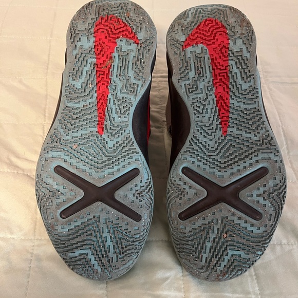 Nike team hustle sneakers 2.5 - Picture 2 of 3